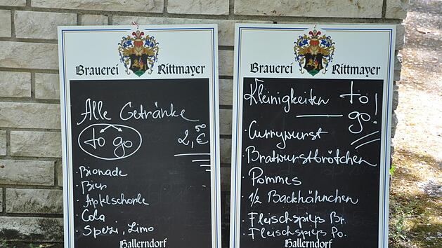Neben Currywurst, Fleischspieß Bratwurstbrötchen und Backhähnchen bietet die Kreidetafel am Weiss-Tauben-Keller "Alle Getränke to go" für einen Einheitspreis an. Foto: Leo Hühnlein
