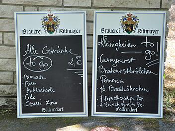 Neben Currywurst, Fleischspieß Bratwurstbrötchen und Backhähnchen bietet die Kreidetafel am Weiss-Tauben-Keller "Alle Getränke to go" für einen Einheitspreis an. Foto: Leo Hühnlein