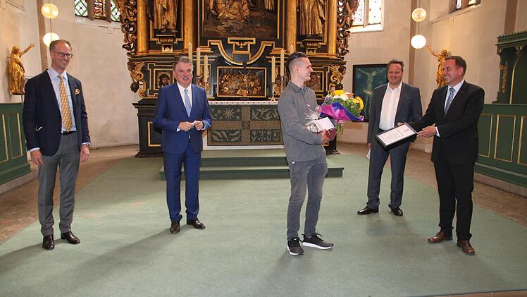 Schuleiter Alexander Battistella (rechts) überreicht Moritz Sesselmann aus Kulmbach den mit 1500 Euro dotierten Adalbert-Raps-Preis. Mit ihnen freuen sich (von links) Florian Schneider von der Adalbert-Raps-Stiftung, Landrat Klaus Peter Söllner und OB Ingo Lehmann. Foto: Stephan Stöckel