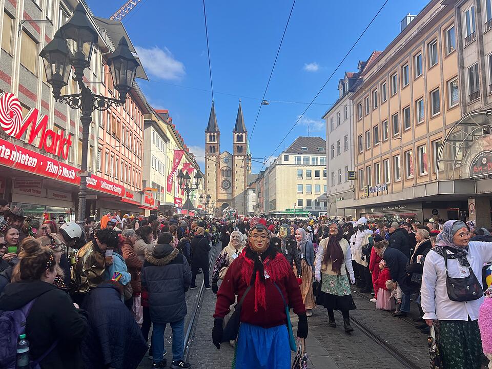 Bei Sonnenschein feierten rund 100.000 Menschen den Fasching.