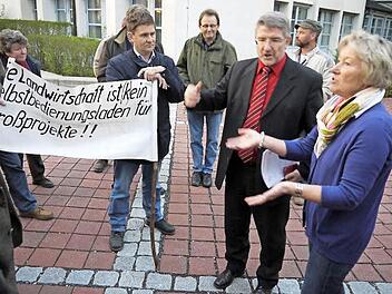 Kaum Annäherung: So wie hier vor einer Informationsveranstaltung zum "Grünen Band" im April gehen die Meinungen zum Naturschutzgroßprojekt immer noch weit auseinander. Landrat Michael Busch (Zweiter von rechts) ist dafür, die Coburger Kreisbäuerin Heidi Bauersachs (rechts) dagegen. Foto: Berthold Köhler
