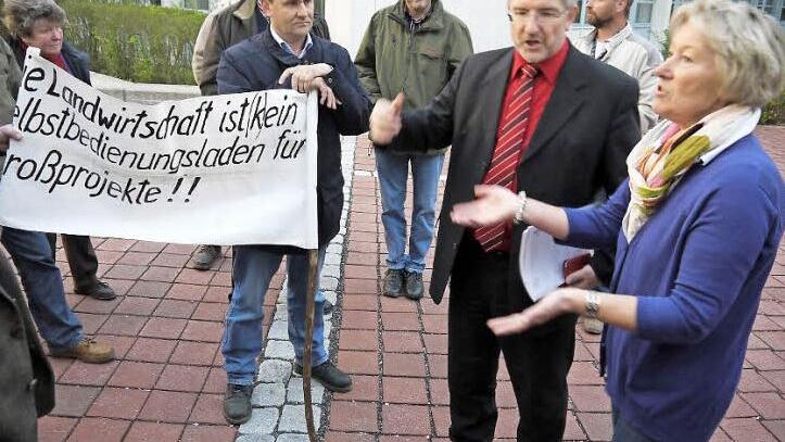 Kaum Annäherung: So wie hier vor einer Informationsveranstaltung zum "Grünen Band" im April gehen die Meinungen zum Naturschutzgroßprojekt immer noch weit auseinander. Landrat Michael Busch (Zweiter von rechts) ist dafür, die Coburger Kreisbäuerin Heidi Bauersachs (rechts) dagegen. Foto: Berthold Köhler