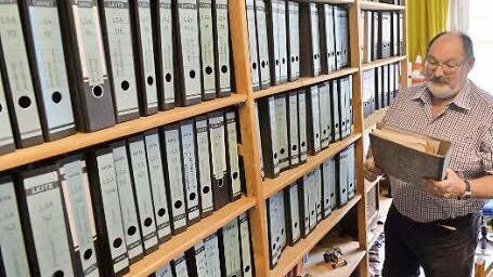 Alfred "Ampel" Friedrich dokumentiert die "Lebensläufe" aller Bamberger Anlagen, in Ordnern im Regal sowie digital im Computer.