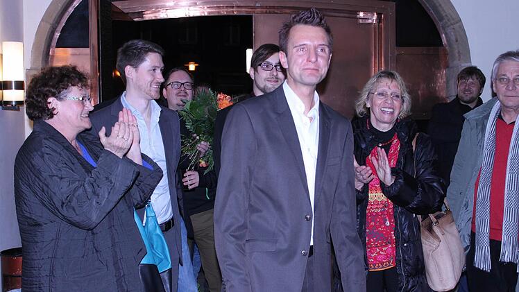 Vorm Rathaus wird Andreas Hügerich gefeiert.