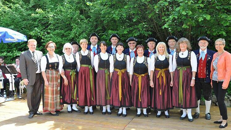 Umrahmt von Schirmherrin Sabine Dittmar und Bürgermeister Matthisas Klement: die Maßbacher Volkstänzer