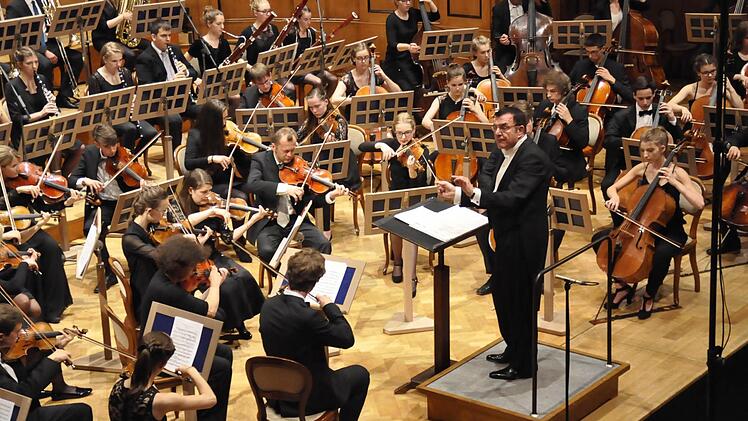 Das Bezirksjugendsinfonieorchester Unterfranken spielte unter der musikalischen Leitung von Hermann Freibott im Regentenbau.  Foto: Klopf