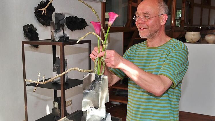 Der Gegensatz zwischen der gebrannten und abbröckelnden Erde und den lebendigen Blumen fasziniert an den Arbeiten von Jochen Rüth.