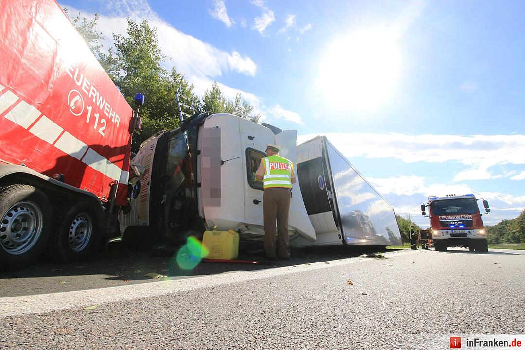 Unfall auf A73 bei Buttenheim: Lkw umgekippt