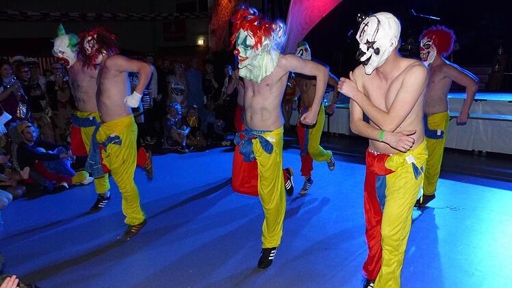 Die Fußballer des SV Grafengehaig stürmten als Außerirdische das Parkett und rockten sich in die Frauenherzen. Foto: Klaus-Peter Wulf