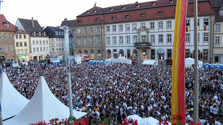 Rund 3500 Fußballfans sahen das 2:0 für Frankreich auf dem Maxplatz.  Foto: Anna Lienhardt
