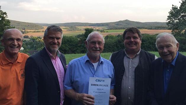 Der Geehrte Norbert Ott (Mitte), zusammen mit Landrat Wilhelm Schneider (links), MdL Steffen Vogel (Zweiter von links.), Ortsvorsitzendem Hermann Niediek (Zweiter von rechts.) und Staatssekret&auml;r a.D. Dr. Albert Meyer.