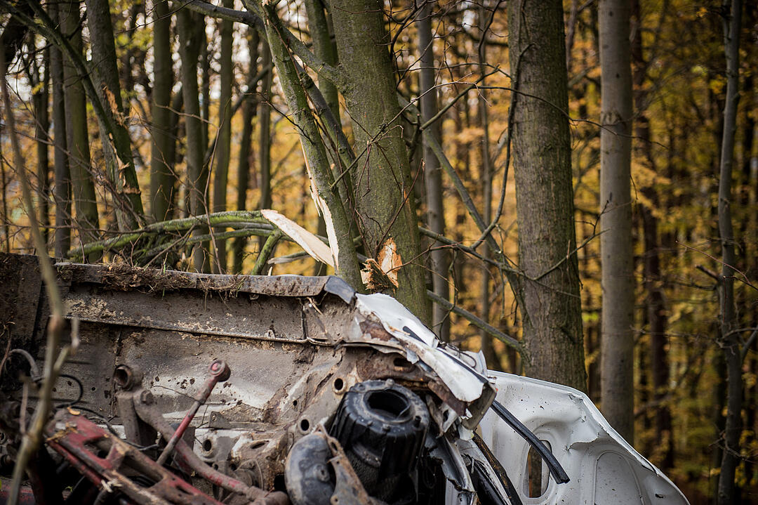 A6 bei Nürnberg: Transporter prallt in Baum - ein Toter