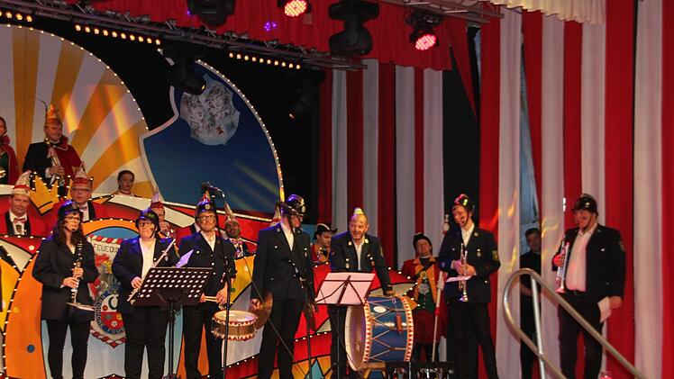 Die Feuerwehrkapelle kam den weiten Weg aus der Neuseser Vorstadt nach Kronach. Foto: Veronika Schadeck