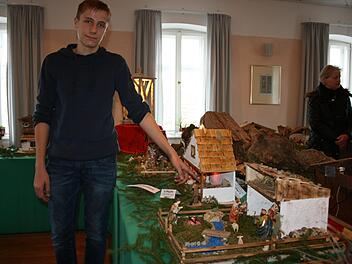 Der 15-j&auml;hrige Lukas H&auml;fner pr&auml;sentiert stolz seine selbst gebaute Krippe. Er war der j&uuml;ngste Aussteller in Schm&ouml;lz. Foto: Maria L&ouml;ffler