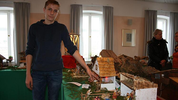 Der 15-j&auml;hrige Lukas H&auml;fner pr&auml;sentiert stolz seine selbst gebaute Krippe. Er war der j&uuml;ngste Aussteller in Schm&ouml;lz. Foto: Maria L&ouml;ffler