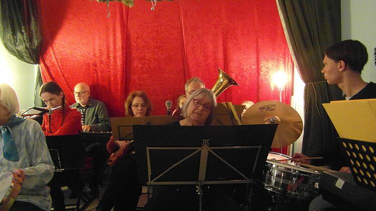 Das Community Musik Ensemble und das Keyboard Ensemble gestalteten zusammen das Weihnachtskonzert. Foto: Ursel Müller