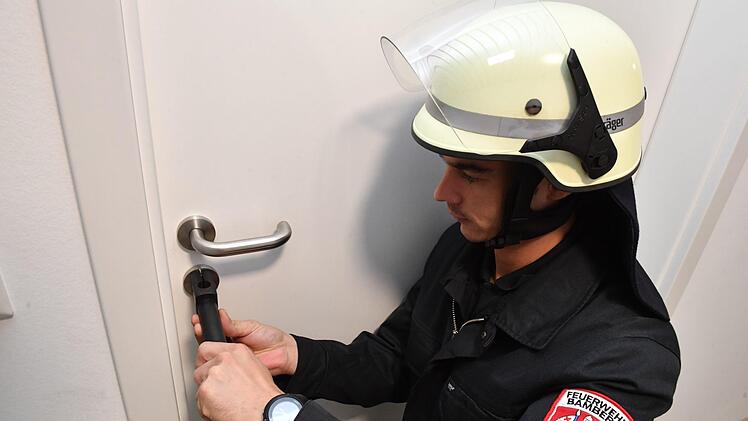Wenn eine akute Gefahr besteht, darf die Feuerwehr die Wohnungstür öffnen. Dabei kommen moderne Gerätschaften zum Einsatz, mit denen sich ein größerer Schaden meist vermeiden lässt. Symbolbild: Ronald Rinklef