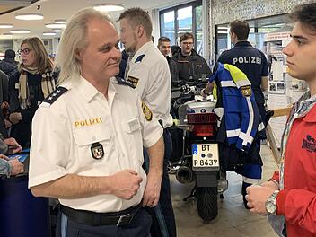 Giuseppe Sutera besucht aktuell die Berufsintegrationsklasse am beruflichen Schulzentrum. Der junge Italiener w&uuml;rde gerne zur Polizei gehen und sprach mit Robert Schwarz &uuml;ber die M&ouml;glichkeiten eines Praktikums.  Foto: Sonny Adam
