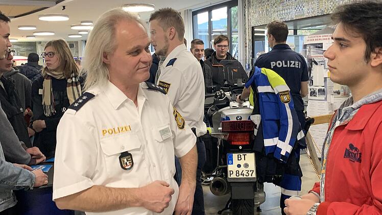 Giuseppe Sutera besucht aktuell die Berufsintegrationsklasse am beruflichen Schulzentrum. Der junge Italiener w&uuml;rde gerne zur Polizei gehen und sprach mit Robert Schwarz &uuml;ber die M&ouml;glichkeiten eines Praktikums.  Foto: Sonny Adam
