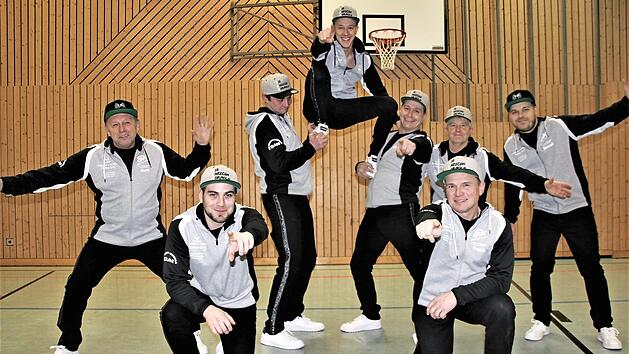 Das Teuschnitzer M&auml;nnerballett will den vierten oberfr&auml;nkischen Meistertitel. Im Bild knieend: Julian Hempfling, Frank Jakob; stehend von links: Hartmut Jungkunz, Thomas Schr&ouml;der, Patrick Eichhorn, Guido F&ouml;rtsch, Harald Hacker, Philipp Stra&szlig;er. Es fehlen Sebastian Kunst, Lukas Hofmann und Christian Schnappauf Foto: Veronika Schadeck