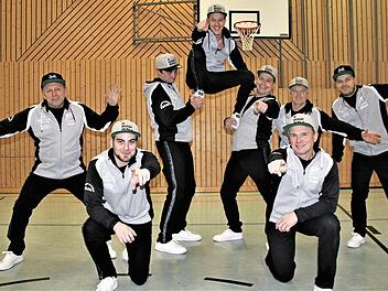 Das Teuschnitzer Männerballett will den vierten oberfränkischen Meistertitel. Im Bild knieend: Julian Hempfling, Frank Jakob; stehend von links: Hartmut Jungkunz, Thomas Schröder, Patrick Eichhorn, Guido Förtsch, Harald Hacker, Philipp Straßer. Es fehlen Sebastian Kunst, Lukas Hofmann und Christian Schnappauf Foto: Veronika Schadeck