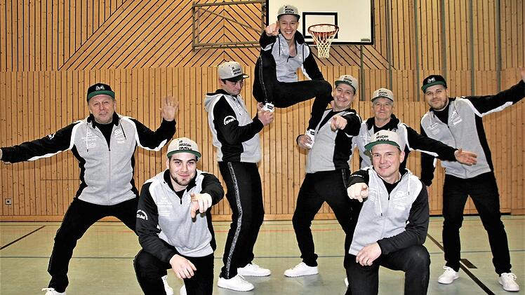 Das Teuschnitzer Männerballett will den vierten oberfränkischen Meistertitel. Im Bild knieend: Julian Hempfling, Frank Jakob; stehend von links: Hartmut Jungkunz, Thomas Schröder, Patrick Eichhorn, Guido Förtsch, Harald Hacker, Philipp Straßer. Es fehlen Sebastian Kunst, Lukas Hofmann und Christian Schnappauf Foto: Veronika Schadeck