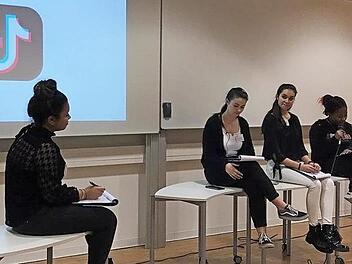 Laetitia Colacicco (von links), Simone Süßmann, Jessica Leisentritt und Steffi Hely Pelami gaben mit ihrem selbst geschriebenen Kurztheater "Kampf der Netzwerke" einen humorvollen Einstieg in den Abend. Foto: Jule Scheuring