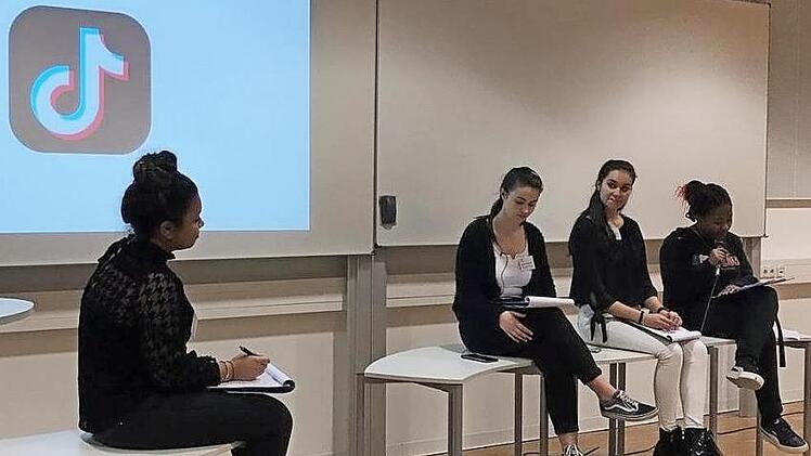 Laetitia Colacicco (von links), Simone Süßmann, Jessica Leisentritt und Steffi Hely Pelami gaben mit ihrem selbst geschriebenen Kurztheater "Kampf der Netzwerke" einen humorvollen Einstieg in den Abend. Foto: Jule Scheuring