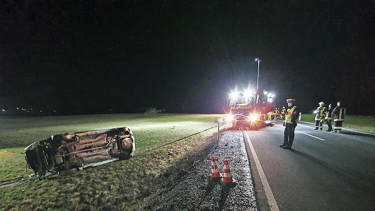 Zahlreiche Helfer waren im Einsatz, allen voran die Freiwillige Feuerwehr Oerlenbach, die den Pkw mit Seilwinde aus dem R&uuml;ckhaltebecken geborgen hat.