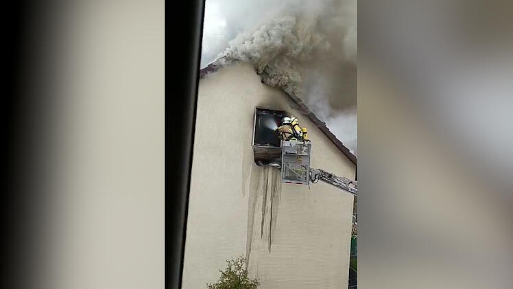 Brand in Kronach: Hohe Flammen schlagen aus dem Dach