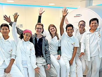 Fünf Wochen lang schulte Oberärztin Dr. Christine Hauer (Zweite v. r.) gemeinsam mit ihrem Team Frederic Balling (Dritter v. l.) und Laura Schwarzfärber (Mitte) im Sommer 2025 das ärztliche Personal und die peruanischen Mitarbeitenden des Hospital...