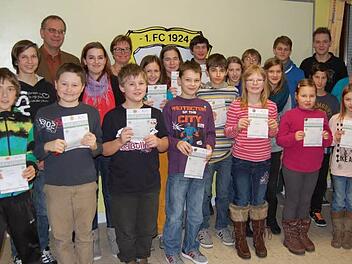 Mit sichtlichem Stolz präsentierten sich die zahlreichen Sportler, die mit Erfolg am Sportabzeichen-Wettbewerb des FC "Frankonia" Thulba teilgenommen haben. Seit 25 Jahren kümmern sich Walter und Karola Manger um die Abnahmen. Fotos: Günther Straub