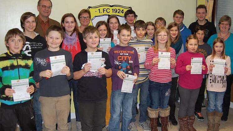 Mit sichtlichem Stolz präsentierten sich die zahlreichen Sportler, die mit Erfolg am Sportabzeichen-Wettbewerb des FC "Frankonia" Thulba teilgenommen haben. Seit 25 Jahren kümmern sich Walter und Karola Manger um die Abnahmen. Fotos: Günther Straub