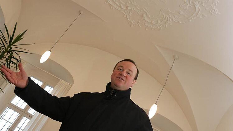 Der Schloss-Herr in seiner Wohnung.