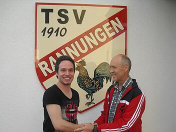 Willkommensgruß: Rückkehrer Benjamin Kaufmann (links) und Rannungens Vorsitzender Werner Keller. Foto: Peter Balthasar