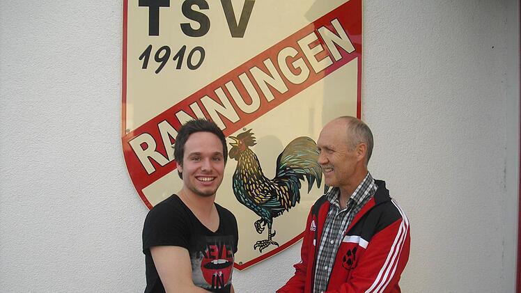 Willkommensgruß: Rückkehrer Benjamin Kaufmann (links) und Rannungens Vorsitzender Werner Keller. Foto: Peter Balthasar