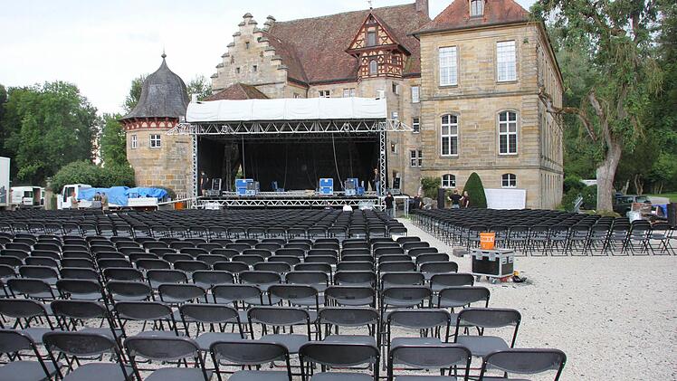 Hochgezogen wurde das Bühnendach am Dienstagabend.Foto: Ralf Kestel