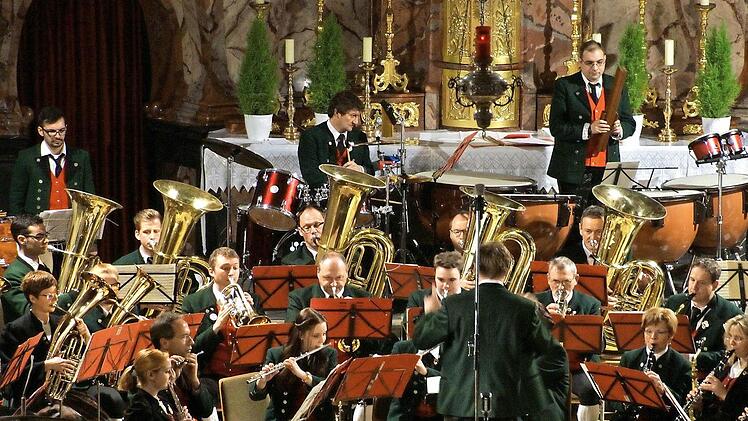 In barockem Ambiente: das Weihnachtskonzert der Jugendblaskapelle Großwenkheim. Foto: Anton Then