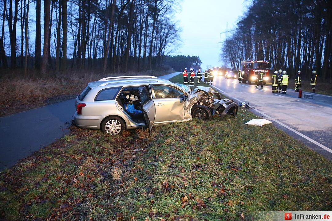 Zwei Schwerverletzte bei Frontalzusammenstoß auf der B14