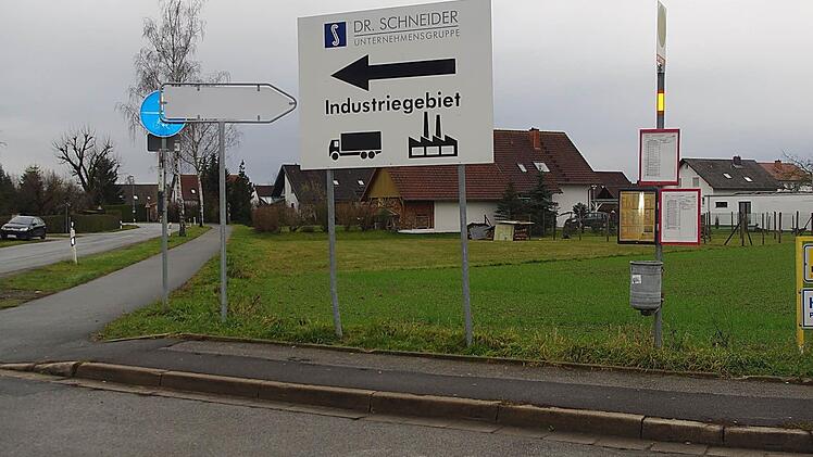 Für die Bushaltestelle in Neuses wünschen sich die Stadträte (von links) Michael Zwingmann und Winfried Lebok eine Verkehrsinsel als Querungshilfe. Foto: Heike Schülein