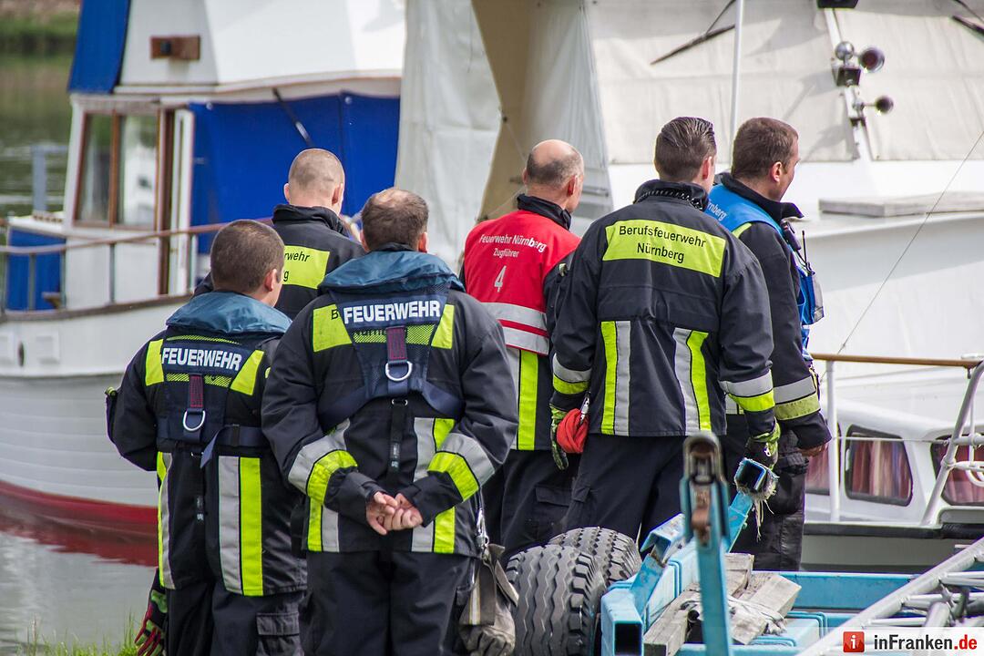 Diesel aus undichtem Bootstank verunreinigt das Wasser im Sportboothafen in Nürnberg