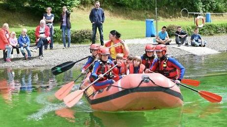 Die DLRG aus Kronach führte den Gästen beim Fest im Nordhalbener Naturbad verschiedene Übungen vor.  Foto: Michael Wunder
