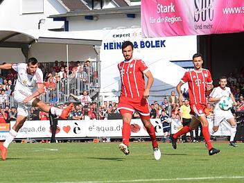 Der fulminante Auftakt der Traumspielelf: Kevin Popp, der für den TSV Ebensfeld in der Bezirksliga kickt, zieht ab und trifft die Unterkante der Latte. Mats Hummels und Co. können nur zusehen.  Fotos: Hagen Lehmann