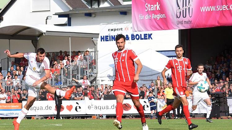 Der fulminante Auftakt der Traumspielelf: Kevin Popp, der für den TSV Ebensfeld in der Bezirksliga kickt, zieht ab und trifft die Unterkante der Latte. Mats Hummels und Co. können nur zusehen.  Fotos: Hagen Lehmann