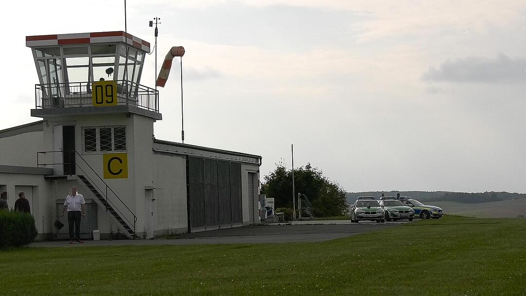 Leichtflugzeug legt Bruchlandung auf Flugplatz in Hettstadt hin