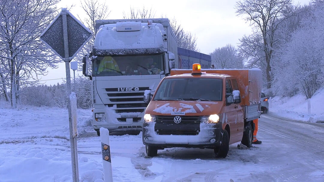 Stillstand im Landkreis Hof: Schnee und Eis lassen Verkehr erliegen