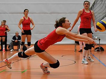 Ob es noch zum Klassenerhalt für Anna Spitzer  (vorn) und die Volleyball-Damen der  DJK Eggolsheim reicht? Falls nicht: Der Gang in die Bezirksklasse  sei auch kein Weltuntergang. Sportfoto Zink