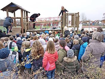 Die Kinder mussten sich gedulden, bis die Ehrengäste mehr oder weniger elegant das Spielgerät erklommen hatten. Foto: Richard Sänger