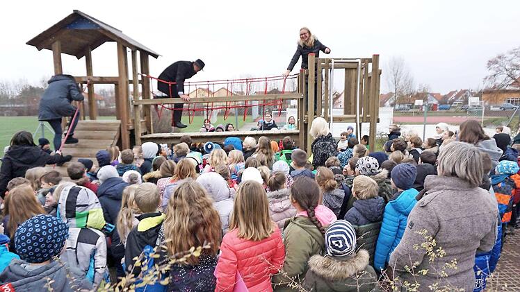 Die Kinder mussten sich gedulden, bis die Ehrengäste mehr oder weniger elegant das Spielgerät erklommen hatten. Foto: Richard Sänger