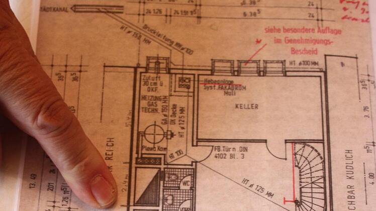 In dem alten Plan ist deutlich zu sehen, wie das Gebäude, in dem das Schuhhaus Sesselmann zu Hause ist, geplant war. Die beiden Dreiecke links symbolisieren den Abluftkanal der Tiefgarage. Doch so wurde der Kanal nie gebaut. Sesselmann sieht darin den Grund, für seine aktuellen Wasserprobleme.Sonny Adam